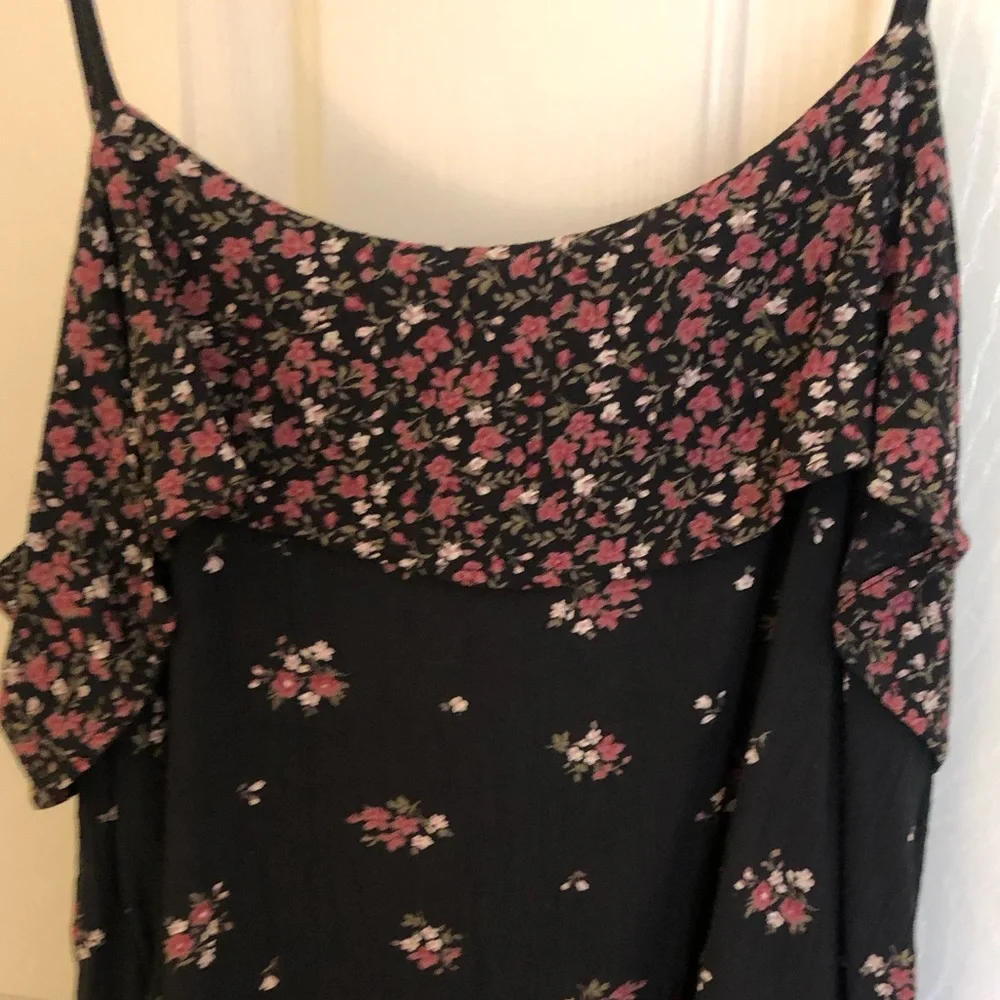 American Eagle Outfitters Black Floral Cami with Asymmetrical Hem - X-Small - Picture 3 of 4